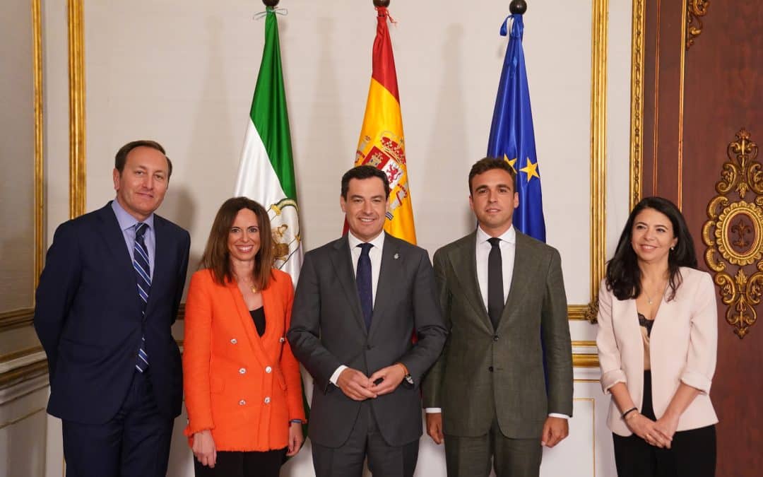 Juanma Moreno, Presidente de la Junta de Andalucía se reúne con la federación de los promotores andaluces
